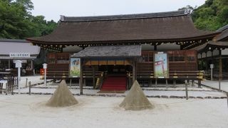 涼しいバスで一休みしながら次のスポット、上賀茂神社に移動