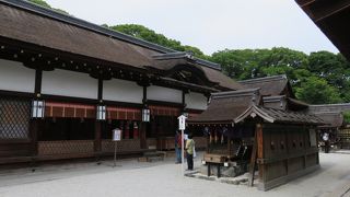 賀茂御祖神社（かもみおやじんじゃ）というのが正式名