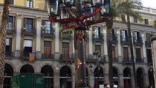 ガウディの街灯がある広場