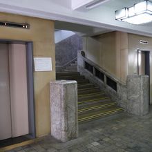 古い昇降機とゆったりした階段