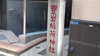 狭い路地の先にあります