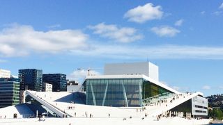 目を惹く斬新な建物