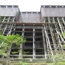 工事中でシートで覆われている