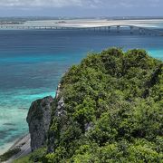 　宮古島では　珍しいかしら　巨大な大岩