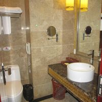 洗面、トイレの様子、当然ウォッシュレットはなし