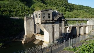 ダムの迫力ある構造物は壮観