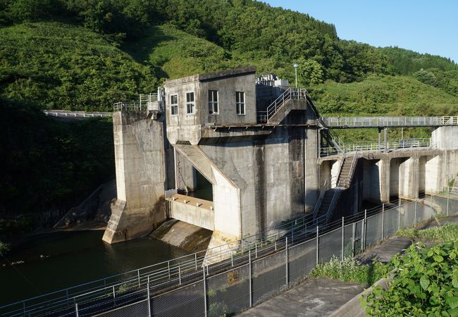 ダムの迫力ある構造物は壮観