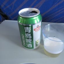中部、上海間の朝食機内食時に提供された青島ビール