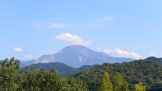 削り取られ、地肌が見えている斜面