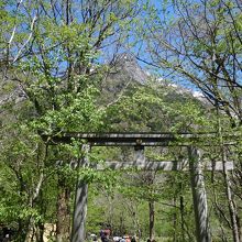 鳥居から穂高岳がみえます