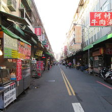 道の両側に飲食店が多くあります