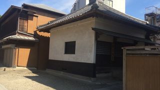 静かに佇んでいます