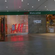 駅の改札を出るとH&Mと伊勢丹の入口が並んでいます