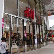 ブキビンタン駅前です