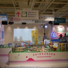 伊勢丹では新幹線の模型を展示していました