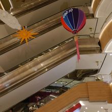 内部に吹き抜けがあります