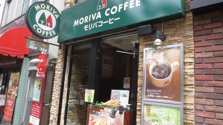 横浜公園脇です