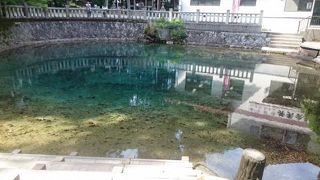 青い池が特徴の日本名水百選