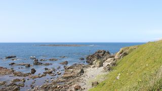 緑の草原と崖の風景