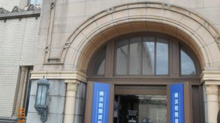 クイーンの塔を持つすっきりとしたデザインの建物