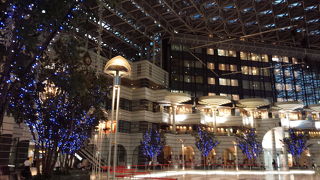 吹き抜けのエントランスが開放感有り