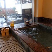 室内風呂から露天風呂を望む