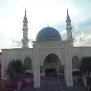 白とブルーが美しいアルブカリーモスク 