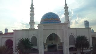 白とブルーが美しいアルブカリーモスク 