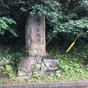 日向岬の付け根、大御神社脇辺りが城址です。