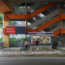 道路面からホームへは３階に上がるような感じです