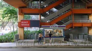 LRTへのモノレール乗り換え駅