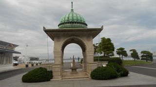 青いドーム屋根のついたインド式の水飲み場