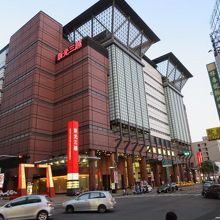 西門路沿いにあります