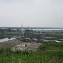 芝生広場や各種グランドが整備されています