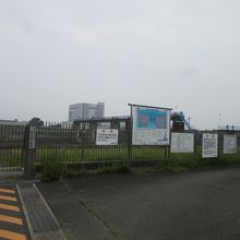 すぐ隣には寒川取水堰