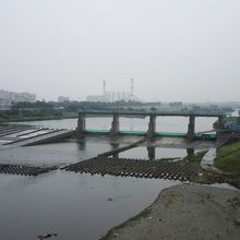 でも寒川取水堰は神川橋からの方が良く見えます