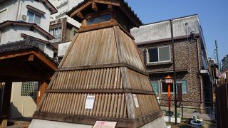 駐車場の隅に建つ櫓のような建物