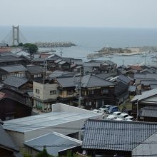 お部屋からの眺め、間人漁港と急な坂の小さな町が見えます。