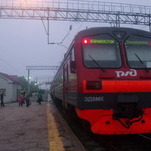 ナホトカ・チーハオケアンスカヤ駅を早朝に出発する列車の様子