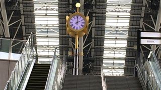 金色の時計が目を引く憩いの場☆