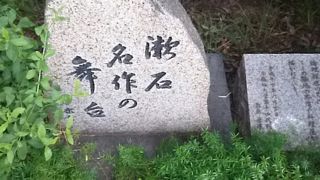 ひっそりと石碑があります