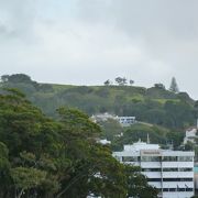 死火山の噴火口が見られます