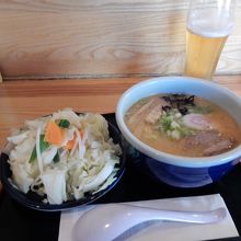味噌ラーメンと温野菜トッピング（＋麦茶）