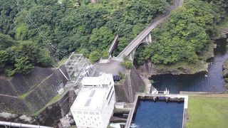 奥多摩湖に広がるダム