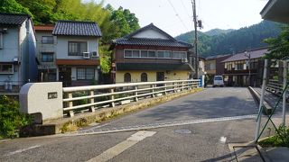 渡った先も観光エリアではないし。。