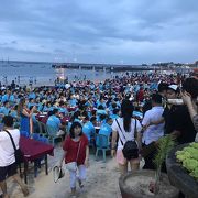 ビーチのシーフードレストランはディナータイムに中国人群衆に埋め尽くされていました(2017.06)