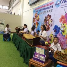 募金集めの女子生徒たち