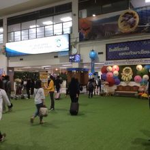 この出口を出て左に行くとメータータクシーカウンター