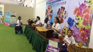 入り口にパイナップル１kg３０バーツと地元ならではのお土産あり