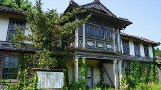 どうかすると崩れ落ちそうな状態です